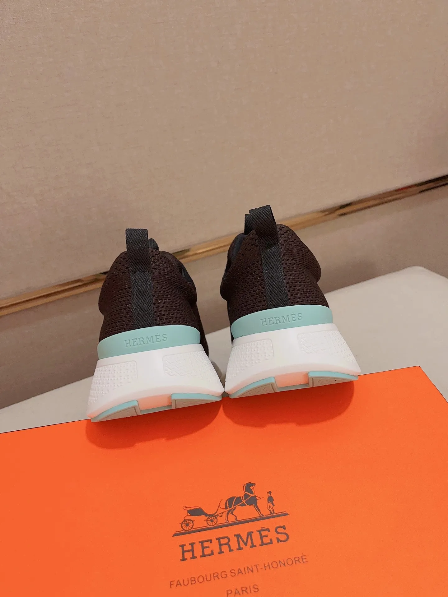 Factory price: 540💰《HERMES》【Classic original single version】Hermès; top 🔝purchasing agent🔍🔍men's latest 🇺🇸 counter sales simultaneously, original imported from Italy ▲▲silk cowhide with breathable fabric ▲▲ (high-end ·Exquisite·Grade) Exquisite workmanship (Italian 🇮🇹Imported water-dyed 🐂cowhide lining) Sole: Original sole provided by the original factory, ⚠️Exclusive double-layer activity·TPR·Rubber·Combined molded outsole; Super·comfortable·wear-resistant·non-slip·environmental protection The real thing is more beautiful if you take the real thing (high quality, follow the order), you can enter and exit the counter at will * Number of yards: 38·39·40·41·42·43·44# (can be customized 45.)